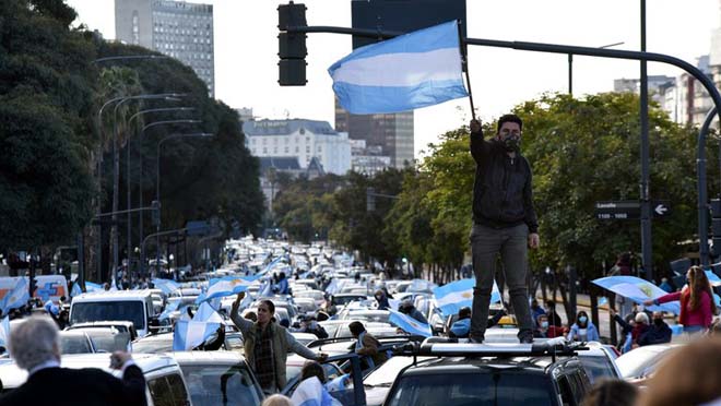 Masivos banderazos de protesta en todo el país en defensa de la Constitución y para reclamar respeto a las instituciones